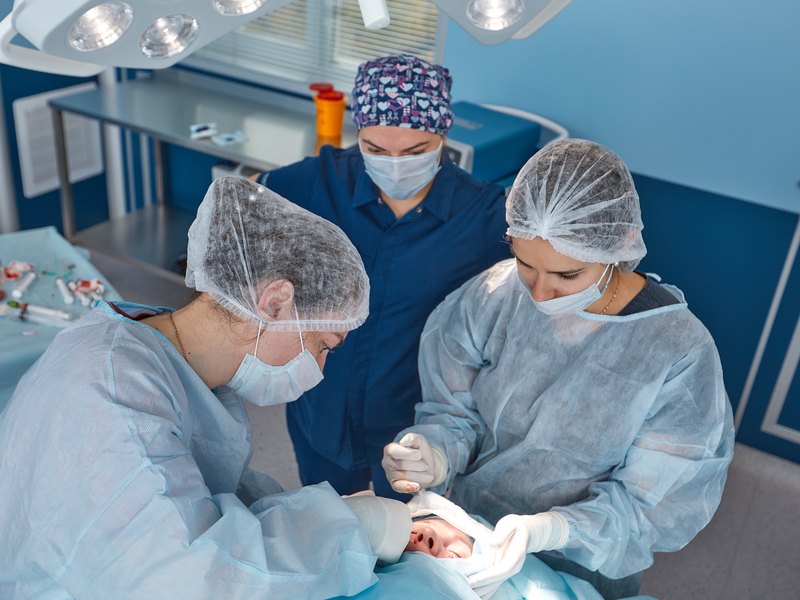Equipo de cirugía oral y maxilofacial durante una intervención