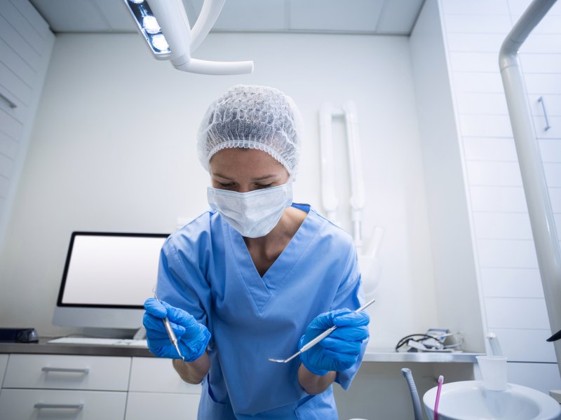 Equipo de cirugía oral atendiendo a un paciente en el quirófano de la clínica