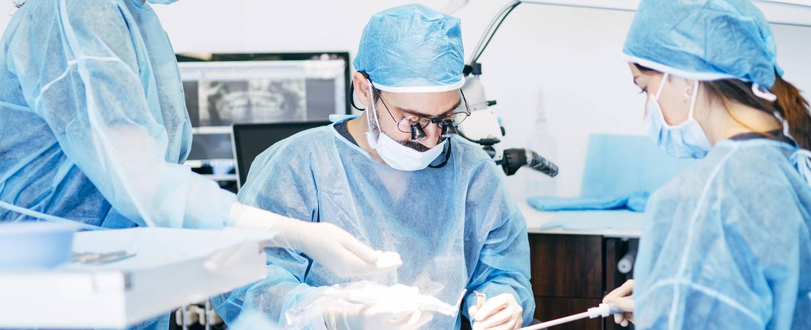 Equipo de cirugía dental interviniendo a un paciente