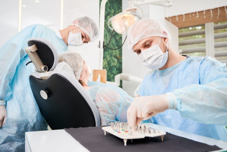 Implantólogo preparando el kit de implantes para una cirugía guiada