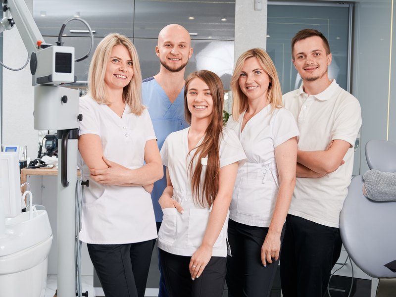 Profesionales con uniforme sanitario en una consulta dental