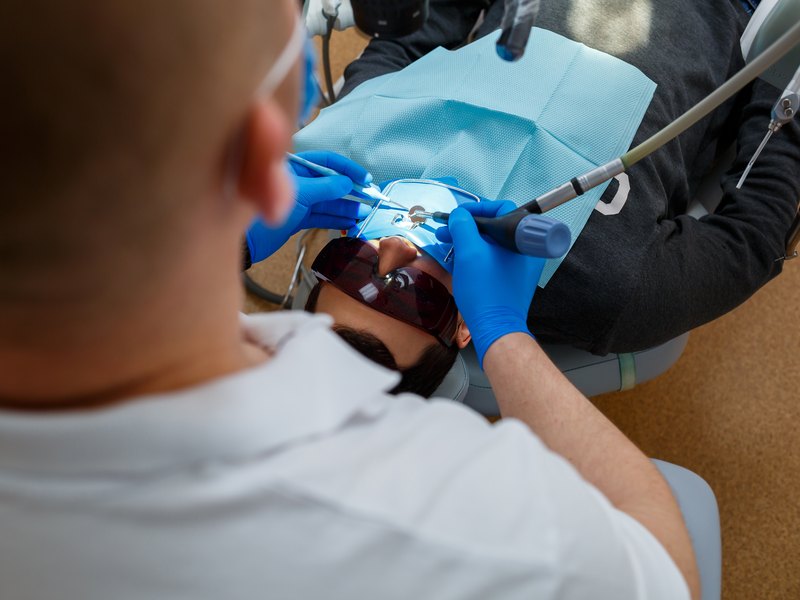 Dentista trabajando con dique de goma, el aislamiento habitual en una endodoncia