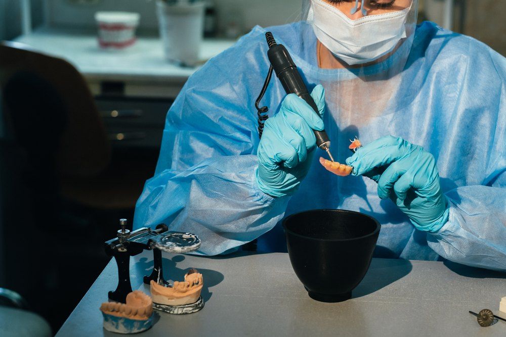 Técnico dental trabajando una restauración en el laboratorio