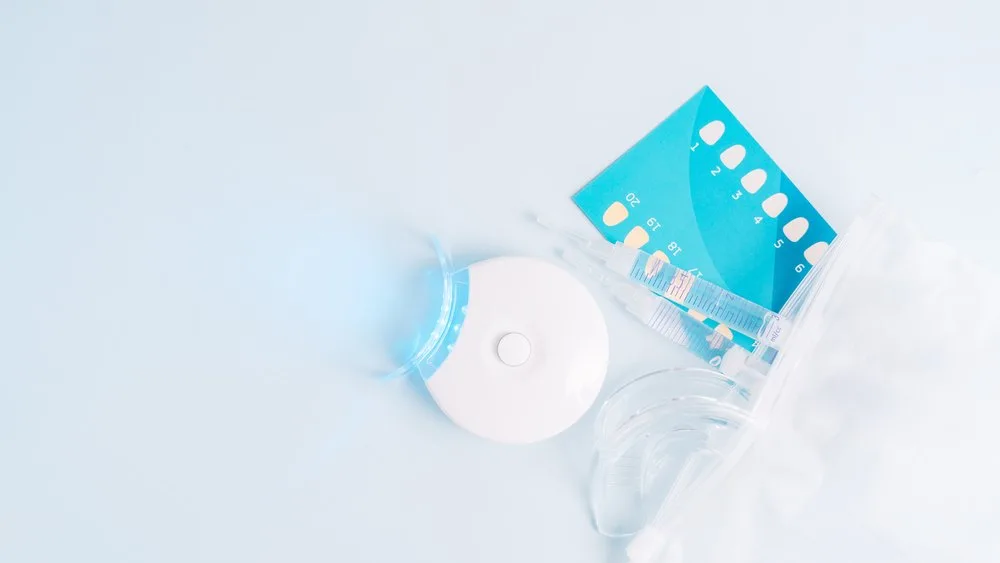 Kit de blanquejament dental a casa: fèrula amb llum blava, fundes transparents i carta de tons