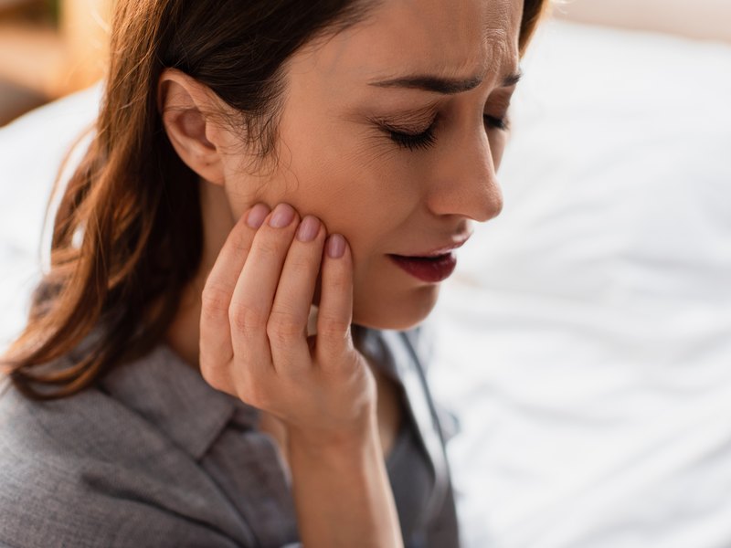 Dona amb dolor de mandíbula en despertar-se, el senyal més habitual del bruxisme