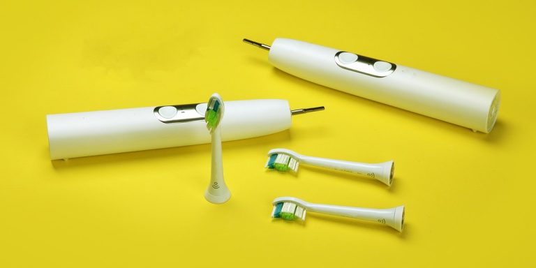 Dos cepillos de dientes eléctricos con sus cabezales de recambio