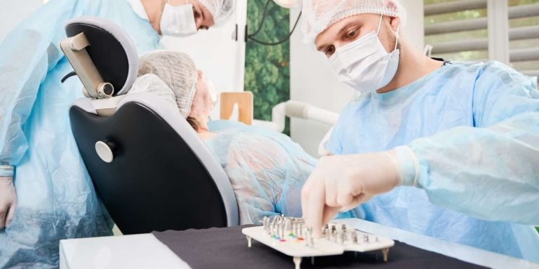Implantòleg preparant el kit d'implants per a una cirurgia guiada
