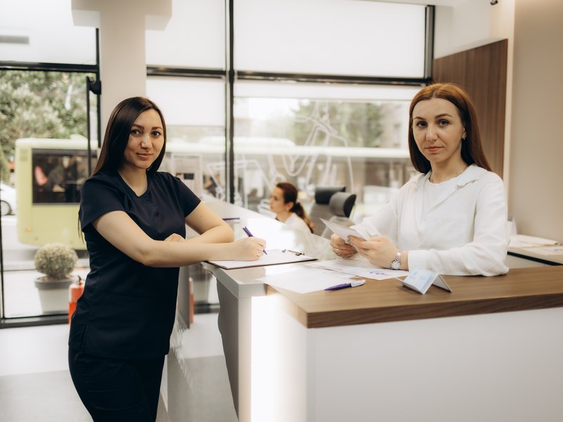 Dues professionals a la recepció d'una clínica dental de Barcelona