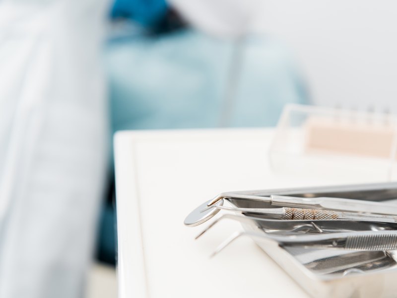 Safata amb instrumental dental a punt a la consulta
