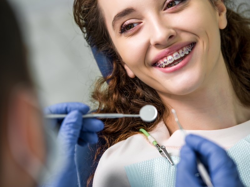 Paciente con brackets sonriendo durante una revisión de ortodoncia