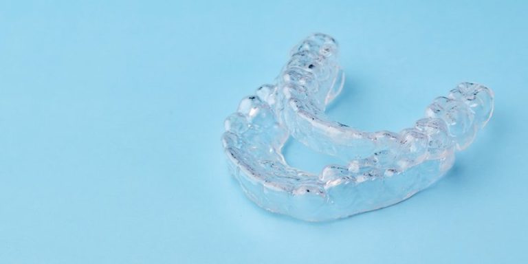 Dues fèrules de descàrrega transparents recolzades sobre un fons blau clar